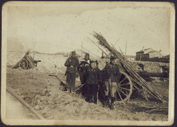 Photograph of volunteers of Irish Brigade with cannons at Ciempozuelos