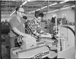 SPS Factory - Machine with sitters