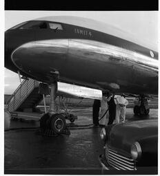 de Havilland Comet jet on ramp (2)