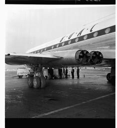 de Havilland Comet jet on ramp (3)