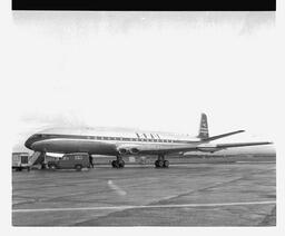 de Havilland Comet jet on ramp (4)