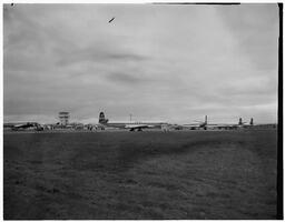 de Havilland Comet jet on ramp (1)