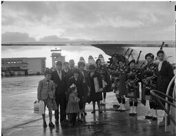 Pipers pipe at Aer Lingus plane, Whelan family departing to US