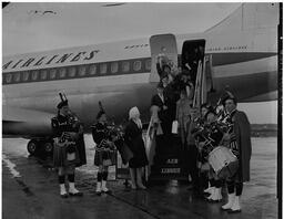 Pipers pipe at Aer Lingus plane, Whelan family departing to US (2)