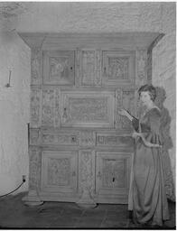 Helen at cabinet in Bunratty Castle (1)