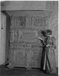 Helen at cabinet in Bunratty Castle (3)