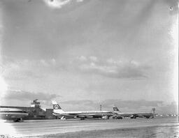 Aer Lingus jets on tarmac (2)