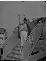 King of the Wren Boys flies out of Shannon (2)