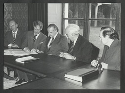 Signing of contract for the second construction phase of NIHE Limerick